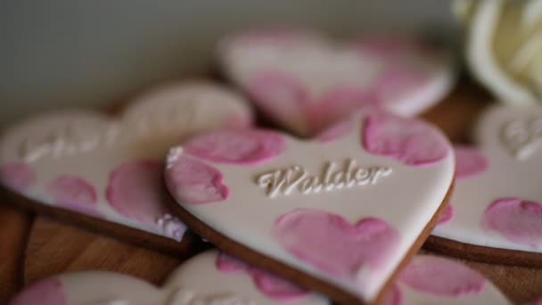 Печенье в форме сердец. Свадебные надписи. Розовое печенье
 - Кадры, видео