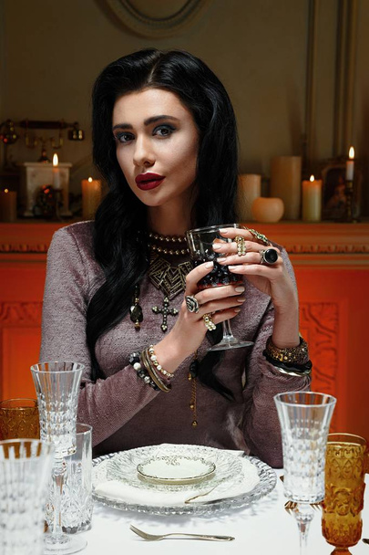 Woman sitting at dinner table - Foto, Imagem