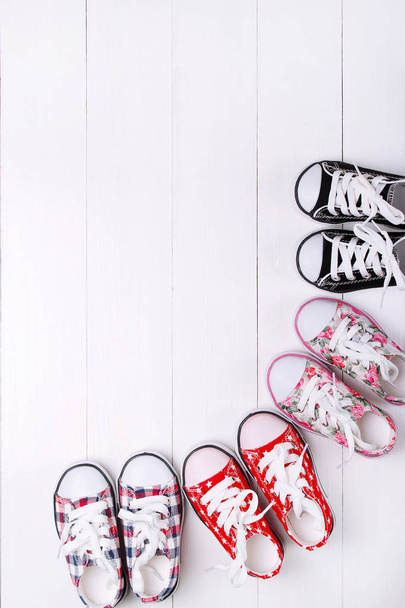 Moda. Zapatillas de bebé sobre fondo blanco
 - Foto, imagen
