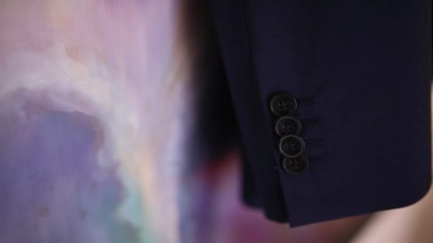 Крупный план пуговиц на мужской куртке. Свадебное платье
 - Кадры, видео