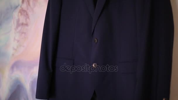 Butonlar yakın çekim bir ceketin mans. Düğün elbise - Video, Çekim