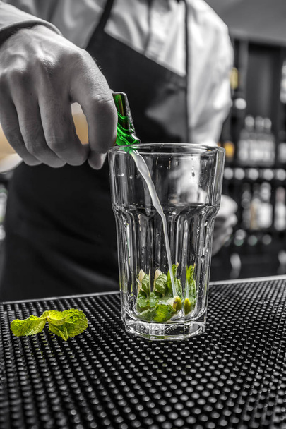 Bartender is pouring lime juice - Zdjęcie, obraz