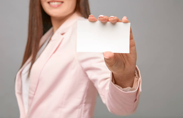 young woman with business card   - Foto, afbeelding