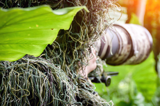 καμουφλάζ φωτογράφος άγριας ζωής για το κοστούμι ghillie εργάζονται στην άγρια φύση - Φωτογραφία, εικόνα