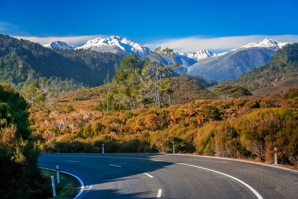 Strada attraverso le Alpi della Nuova Zelanda
 - Foto, immagini