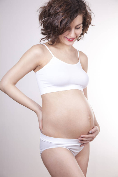 Fiatal és gyönyörű anya a baba vár - Fotó, kép