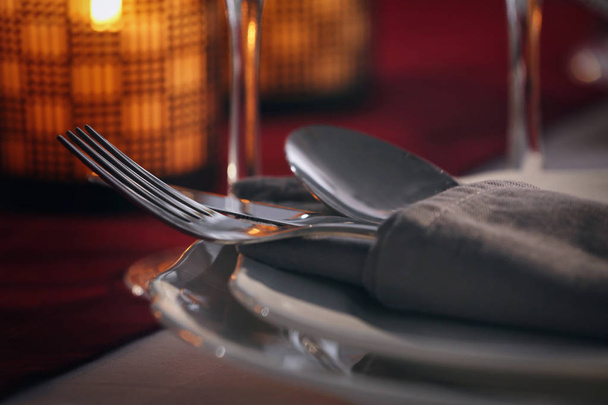 Cutlery set on plate - Fotoğraf, Görsel