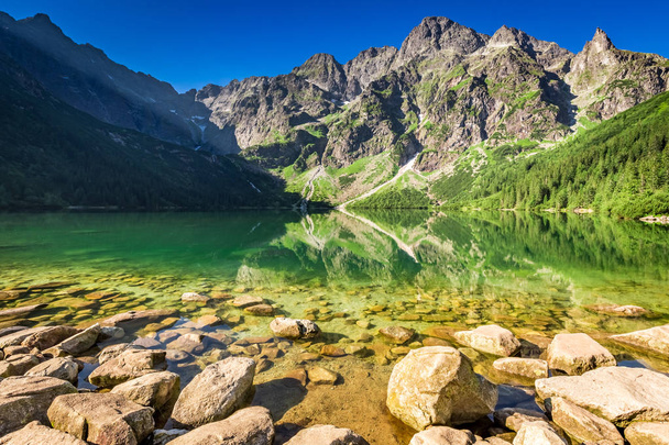 Υπέροχη λίμνη στα βουνά σε Ανατολή του ηλίου, Πολωνία, Ευρώπη - Φωτογραφία, εικόνα