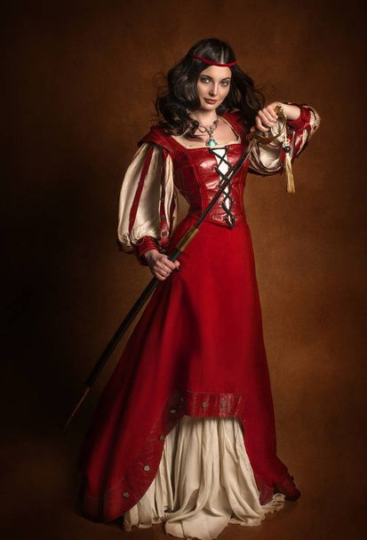  Ritratto storico di una ragazza in abito rosso con la spada
 - Foto, immagini