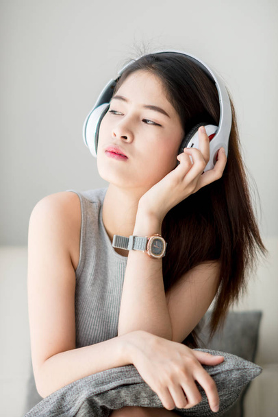Happy Asian woman using headphone at home. - Foto, imagen