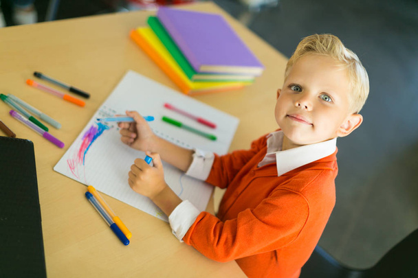 Молодий хлопчик малює в офісі
 - Фото, зображення