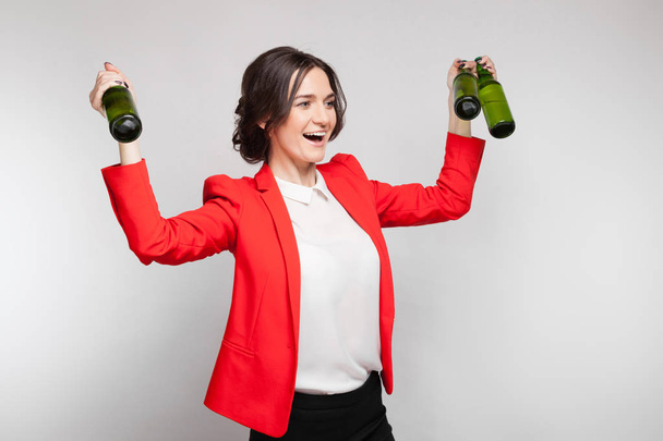 Attractive woman in red with green beer - Foto, immagini