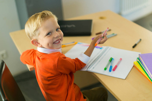 kleiner Junge zeichnet im Büro - Foto, Bild