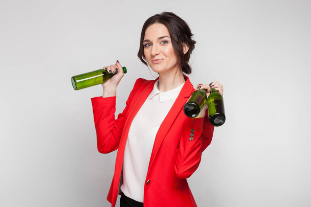 Ελκυστική γυναίκα σε κόκκινο χρώμα με πράσινο μπύρα - Φωτογραφία, εικόνα