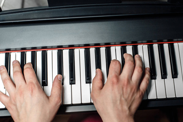 the pianist plays the piano. The pianist's hands closely. the view from the top . - Foto, imagen
