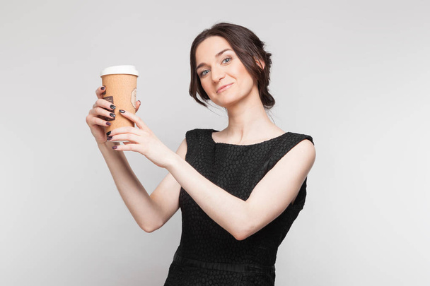Krásná žena v černých šatech s kávou - Fotografie, Obrázek