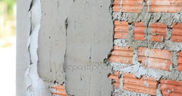 Bauarbeiter verputzen Ziegelwand auf Baustelle mit Zement - Filmmaterial, Video