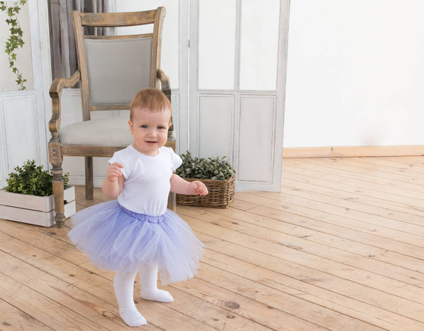 Cute little girl in a lilac ballet tutu - 写真・画像