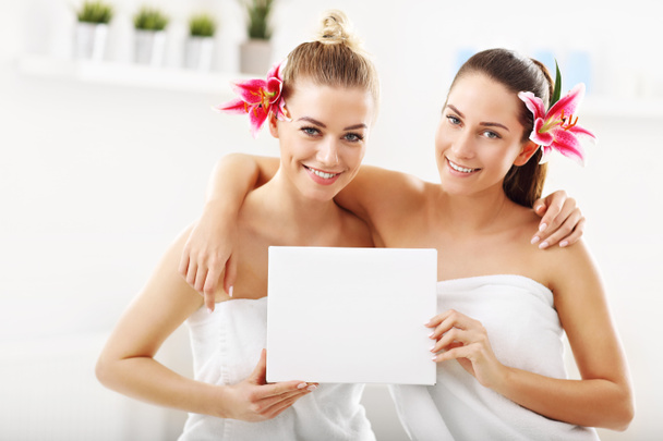 Kaksi kaunista naista kylpylässä
 - Valokuva, kuva
