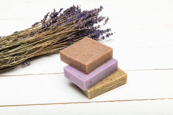 Zelfgemaakte zeep met gedroogde lavendel - Foto, afbeelding