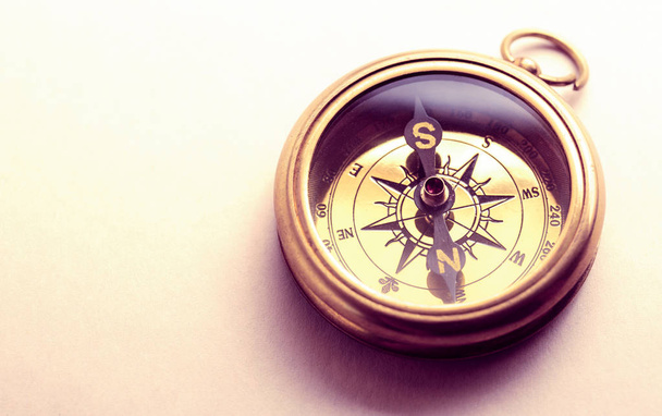 Вінтаж коричневий компас
 - Фото, зображення