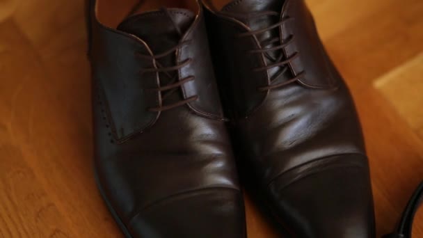 Sapatos de homem marrom com atacadores
 - Filmagem, Vídeo