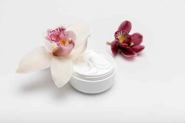 Organic cream with orchids - Foto, afbeelding