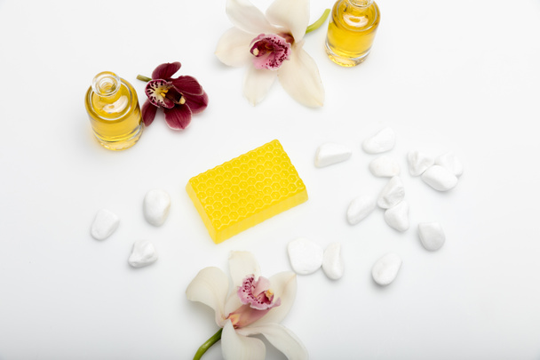 Sabão de mel com orquídeas e óleo
 - Foto, Imagem