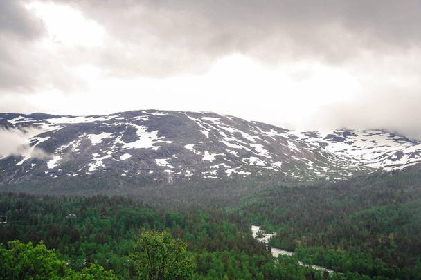 Bela paisagem e paisagem vista da Noruega, paisagem verde de colinas e montanha parcialmente coberta de neve
 - Foto, Imagem