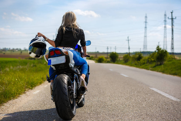 Retrato de uma mulher bonita e uma motocicleta de velocidade
 - Foto, Imagem