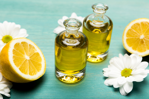 A citrom és a chamomiles illóolaj - Fotó, kép