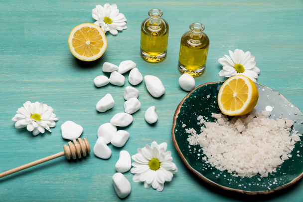 Tengeri só, olaj- és chamomiles - Fotó, kép