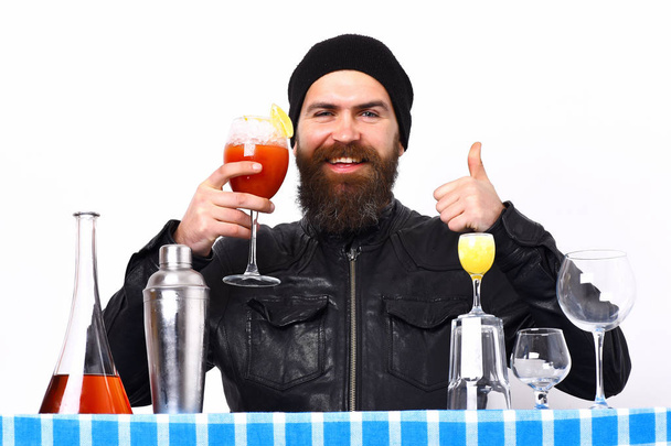 Brutal caucasian hipster holding alcoholic beverage or fresh cocktail - Foto, afbeelding