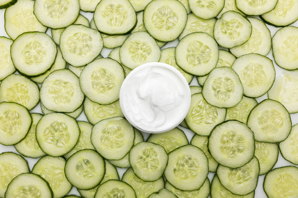  komkommer gezichtscrème - Foto, afbeelding