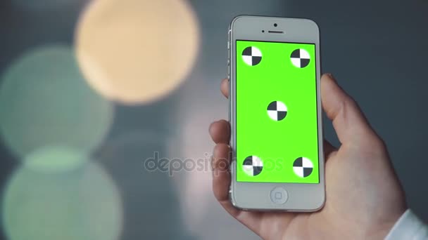Смартфон с зеленым экраном на фоне Bokeh
 - Кадры, видео