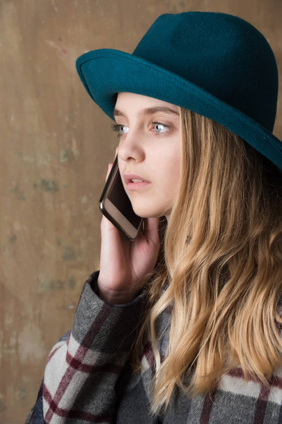 girl in hat with phone - Foto, Imagem