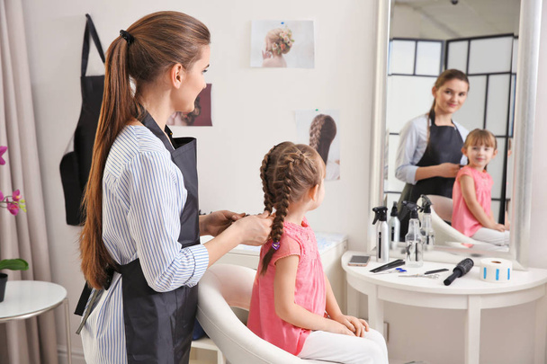 Cute little girl in hairdressing salon - Foto, afbeelding