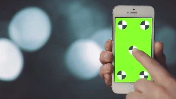 Смартфон с зеленым экраном на фоне Bokeh
 - Кадры, видео