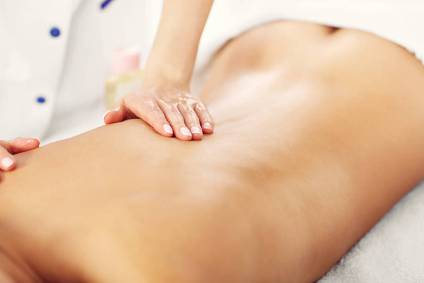 Žena dostává masáž v lázních - Fotografie, Obrázek