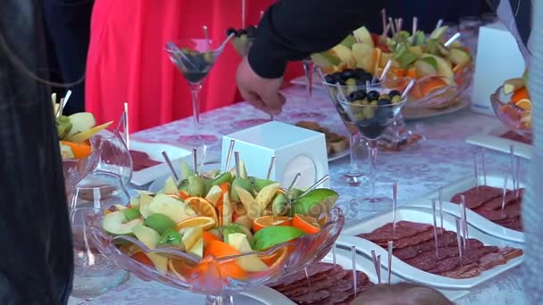 A vendégek vehetnek gyümölcsöt a büféasztal. - Felvétel, videó
