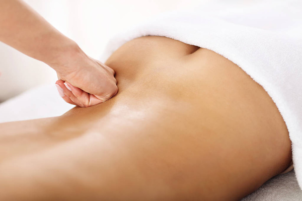 kobieta dostaje masaż w spa - Zdjęcie, obraz