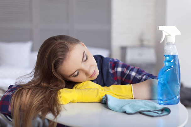  Mujer joven dormir después de la limpieza de casa
  - Foto, imagen
