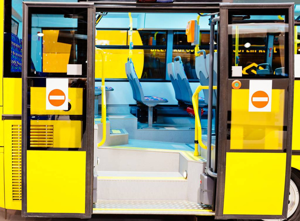 Nowoczesny miejski autobus wejście z otwartymi drzwiami - Zdjęcie, obraz