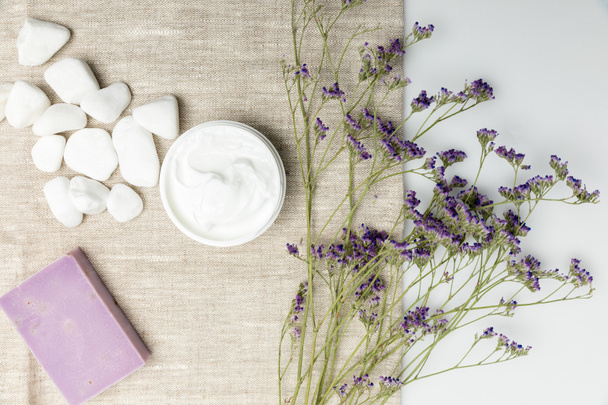 Kotitekoinen saippua kuivatulla laventelilla
 - Valokuva, kuva