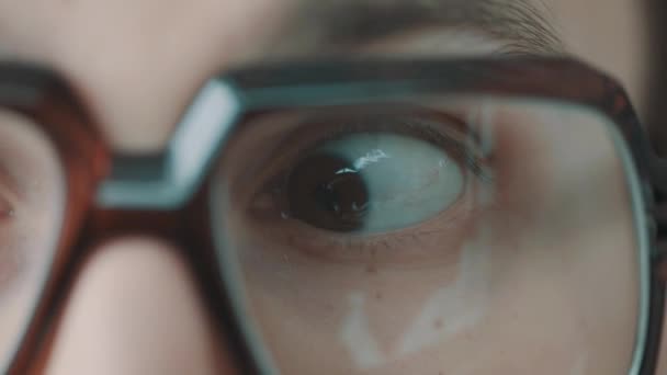 Férfi kaukázusi nagy szarukeretes szemüveget barna szem mozgó egyik oldalról a másikra - Felvétel, videó