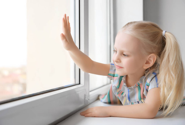 girl sitting on windowsill - Foto, imagen