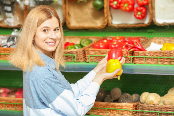 Beautiful woman buying vegetables - Valokuva, kuva