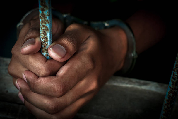 a fogoly kezét - Fotó, kép