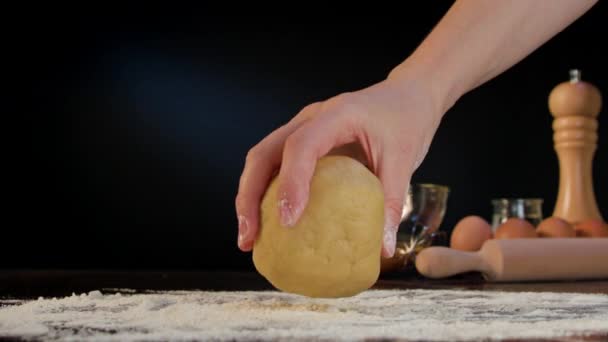 Mão feminina colocando massa na mesa
 - Filmagem, Vídeo
