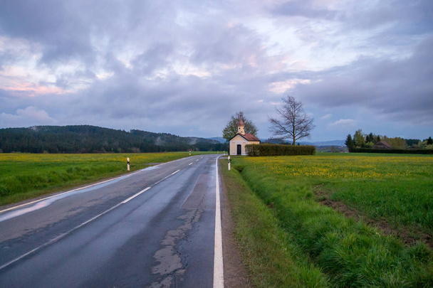 Estrada molhada no campo após a chuva de primavera
 - Foto, Imagem